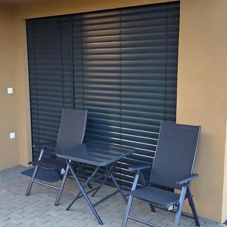 Stylovy So Zahradou A Parkovanim Lägenhet Trenčín